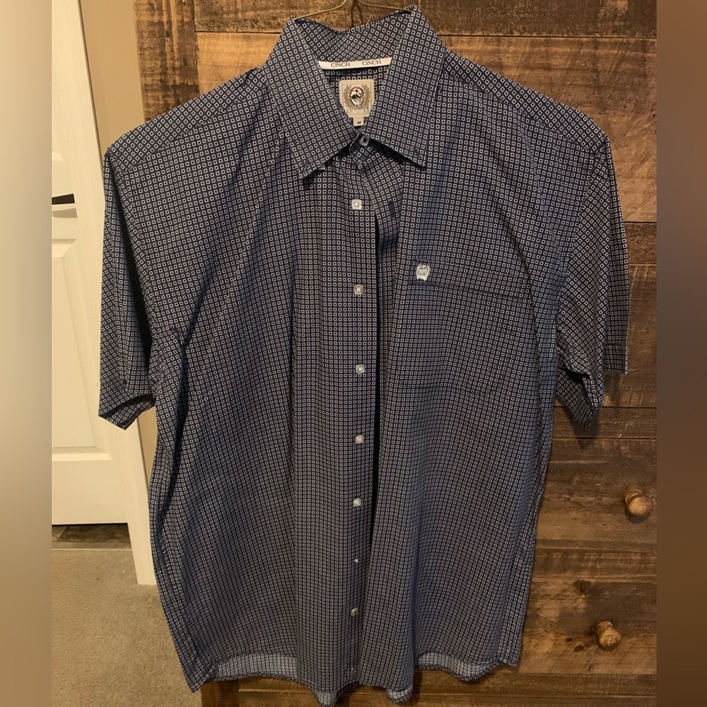 Cinch Men’s button up shirt. Size medium. Short sleeve. Excellent condition!